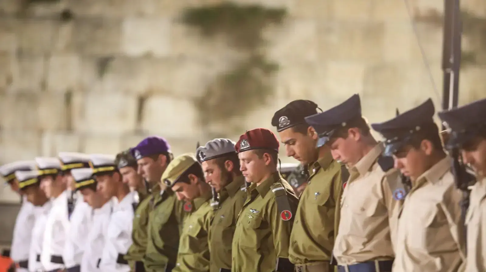 הדלקת נר זכרון בכותל, במעמד כבוד נשיא המדינה, הרמטכ"ל ומשפחות שכולות 17 באפריל 2018