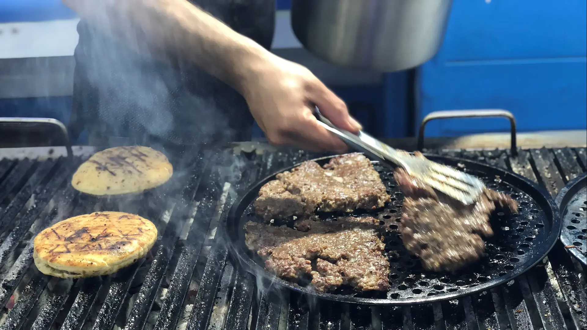 בשר טחון על האש בדוכן ערוסה