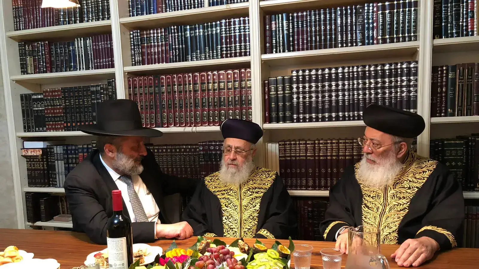 אריה דרעי בפגישת פיוס עם הרב שלמה עמאר ויצחק יוסף