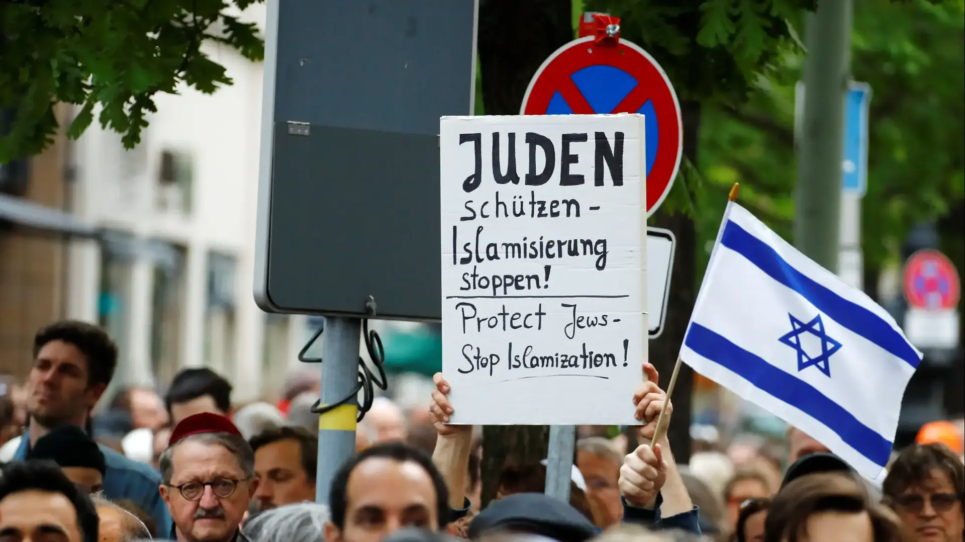צעדת הכיפות בברלין גרמניה במחאה על אנטישמיות