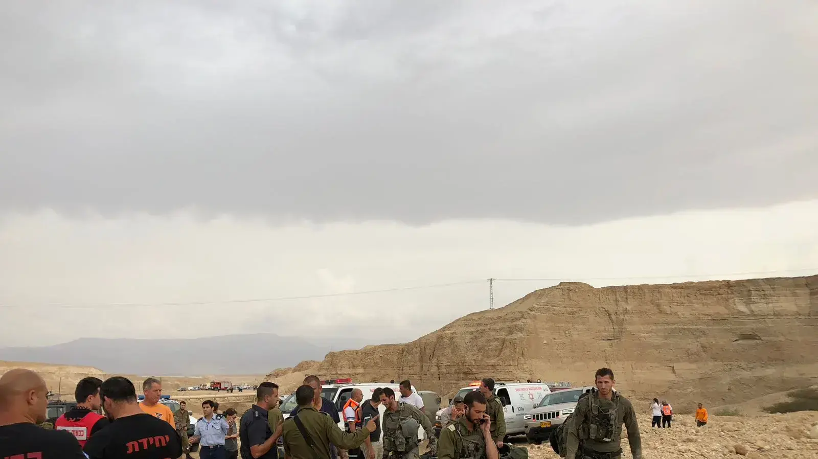 אוטובוס של נערים נקלע לשיטפון במהלך טיול בנחל צפית שבערבה. שוטרים, מתנדבים מיחידת החילוץ ערבה ומסוקים של צה"ל הוזעקו לחלץ את הנערים