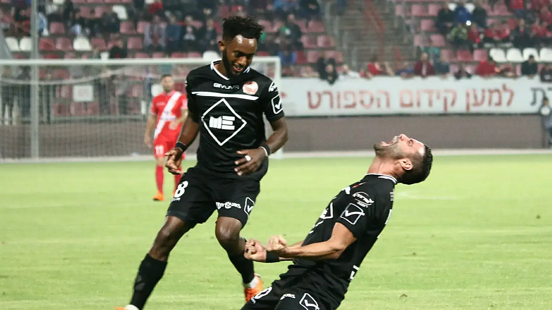 שחקן הפועל רעננה שלומי ארבייטמן חוגג עם אור דסה