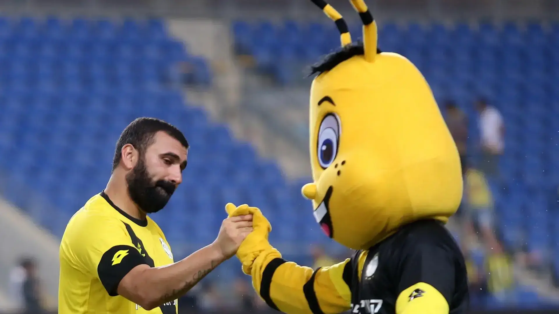 ערן לוי עם הקמע של מכבי נתניה
