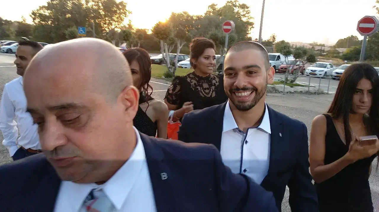 אלאור אזריה מלווה בבני משפחתו הגיעו לחתונת אחיו אדיר בחצר נצר, נצר סירני