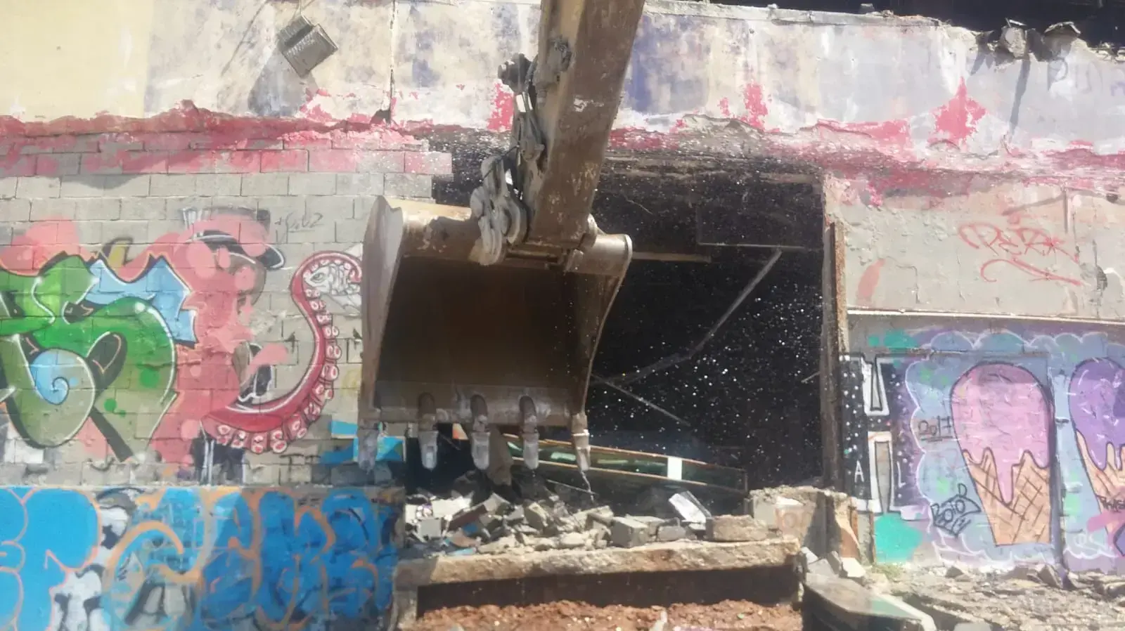 הריסת מבנה הדולפינריום