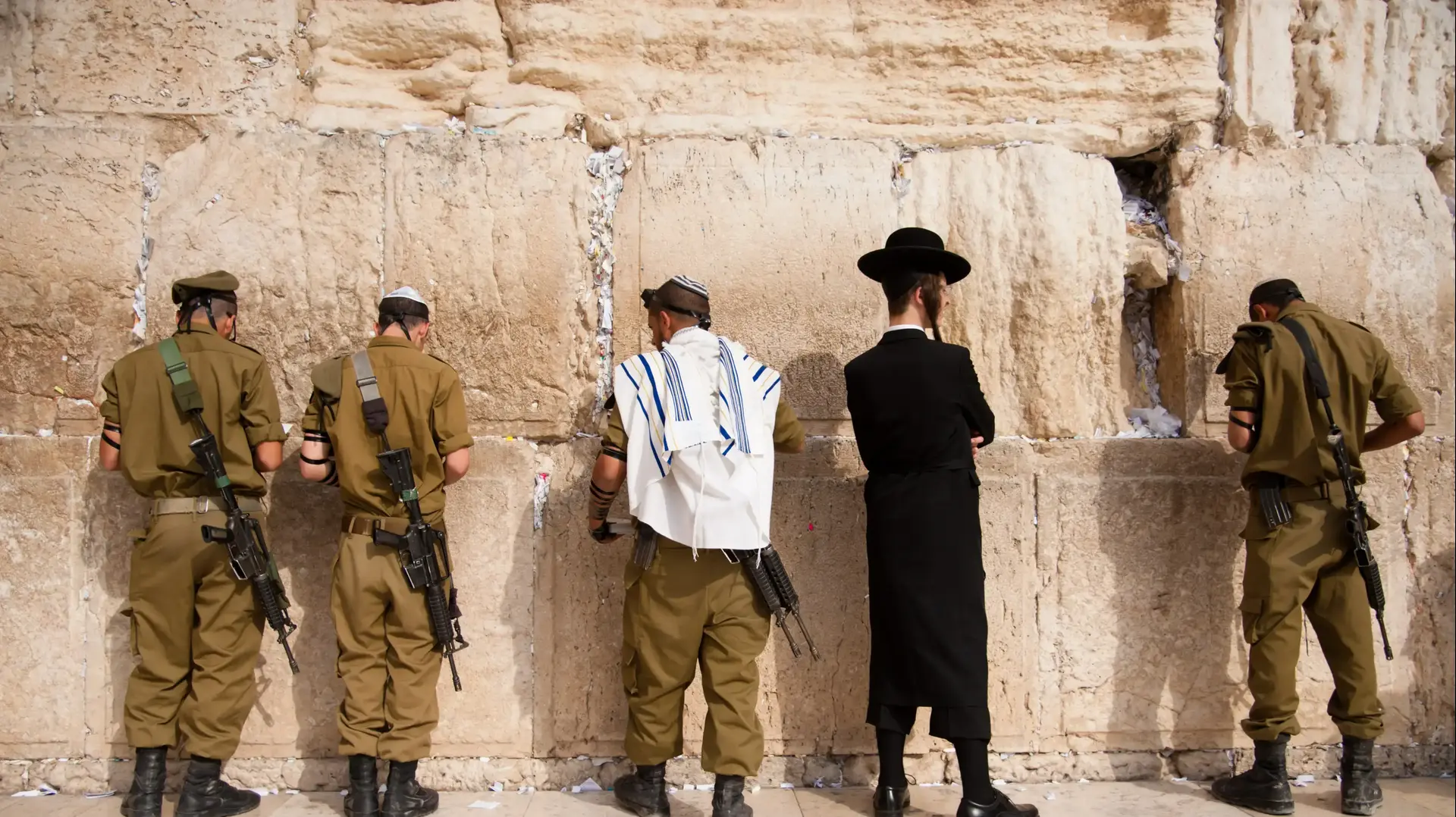 חיילי צה"ל ואברך חרדי עובדים ליד הכותל המערבי