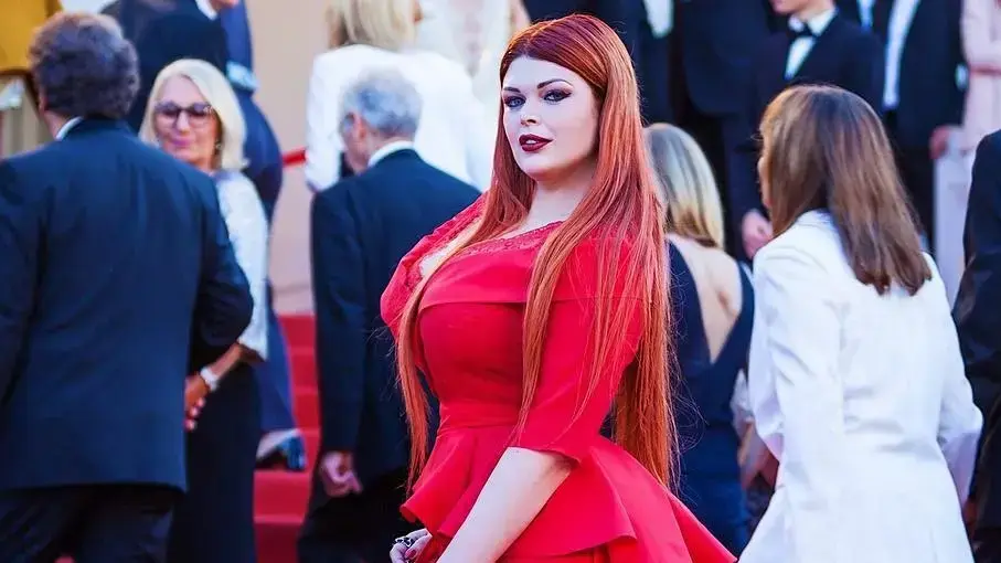 דוגמנית נותרה ערומה על השטיח האדום בקאן