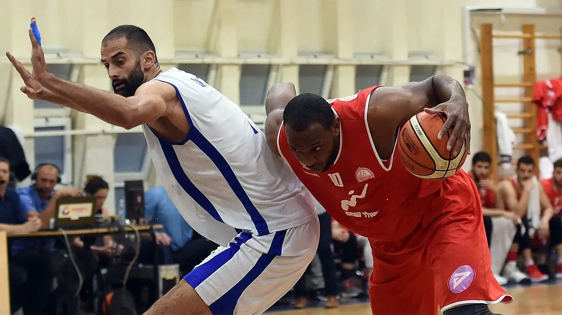 סטורם וורן שחקן הפועל באר שבע מול רוברט רוטברט שחקן מכבי קרית גת