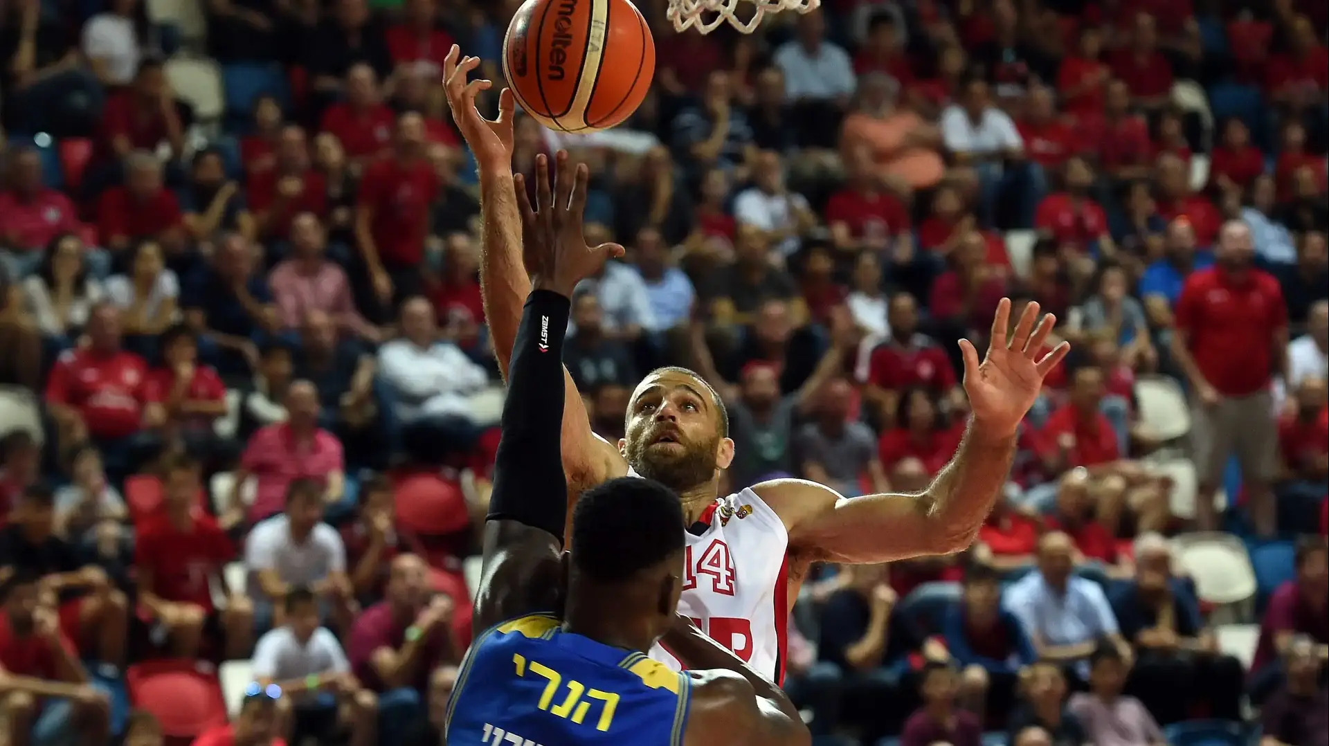 שחקן הפועל תל אביב רביב לימונד עם שחקן מכבי אשדוד סק הנרי