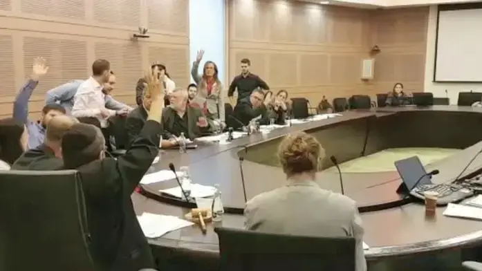 מצביעים בוועדת הכספים