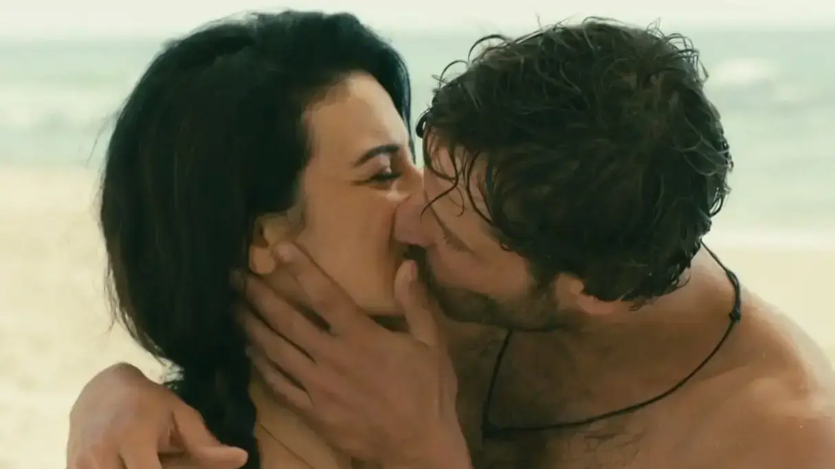 בשבילה גיבורים עפים