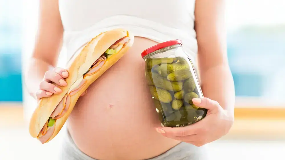 אישה בהריון אוכלת