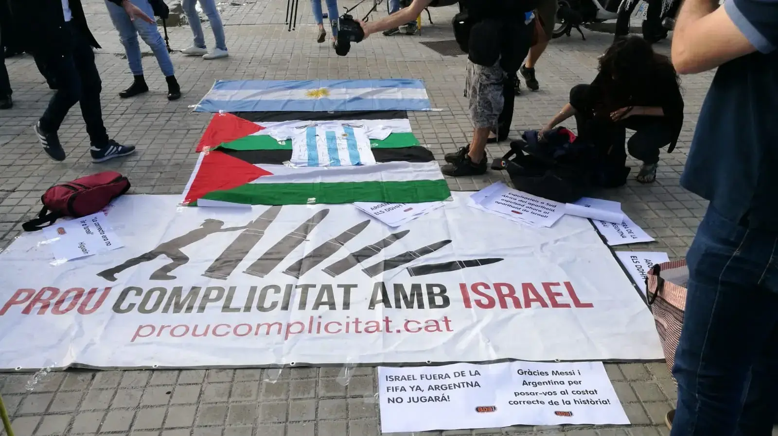 מחאה נגד ישראל מול המחנה של נבחרת ארגנטינה, ברצלונה