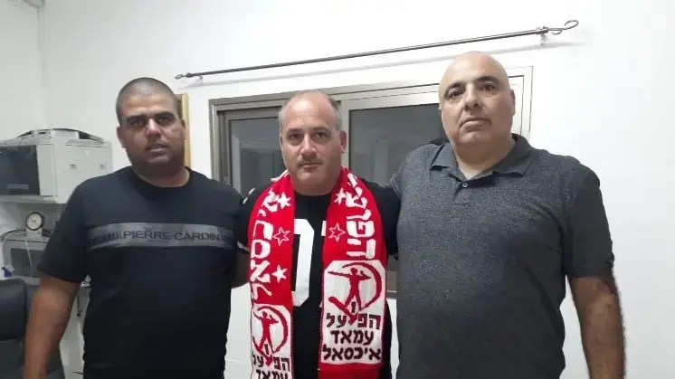 גיל לבנדה מאמן הפועל איכסל (במרכז)