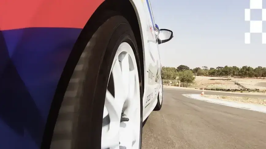 מכונית פיג'ו 208 על מסלול המרוצים בערד