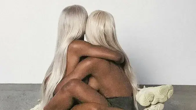 קמפיין חדש לסניקרס של ייזי מותג האופנה של קניה ווסט - כפילות של קים קרדשיאן