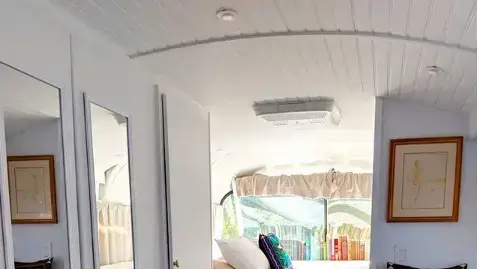 אוטובוס שהפך לדירה מעוצבת