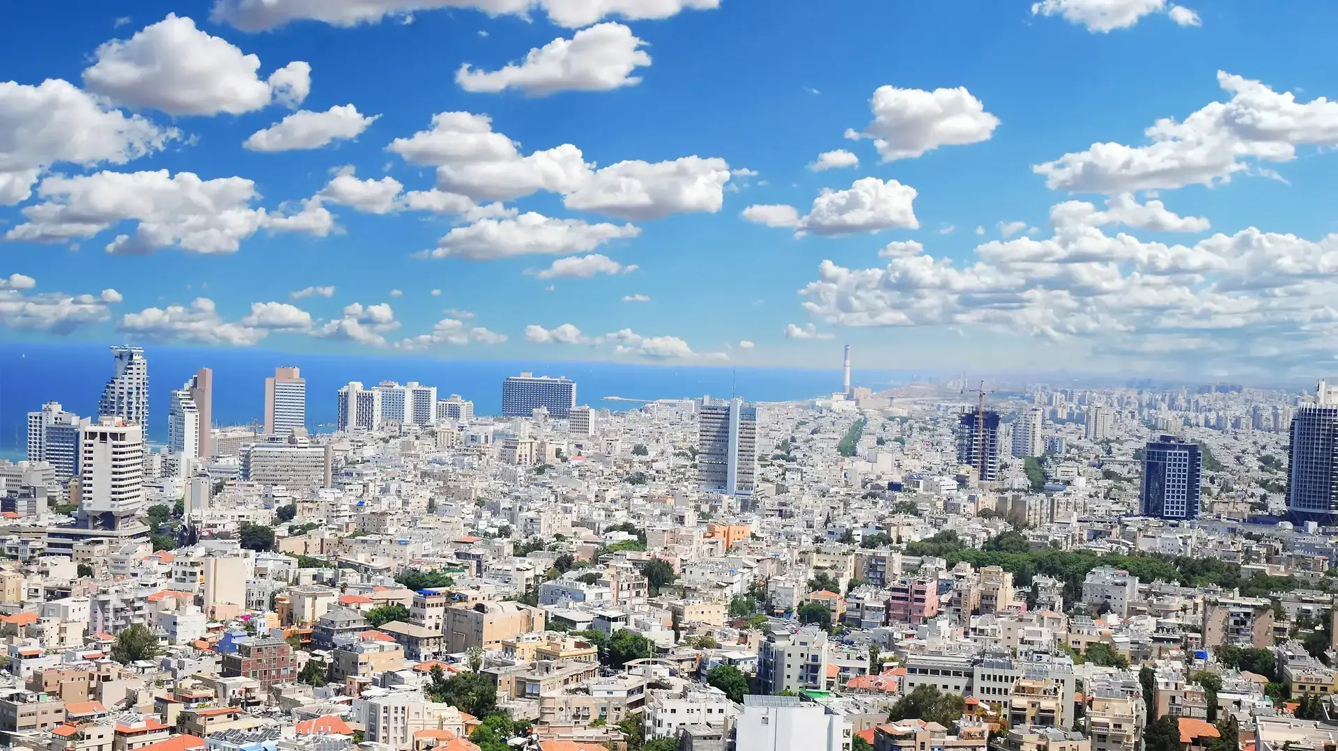בניינים על רקע הים במרכז העיר תל אביב