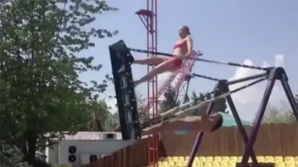קופצת לבריכה מנדנדה