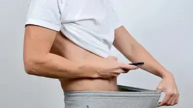 גבר מצלם את איבר המין שלו באמצעות הטלפון הנייד