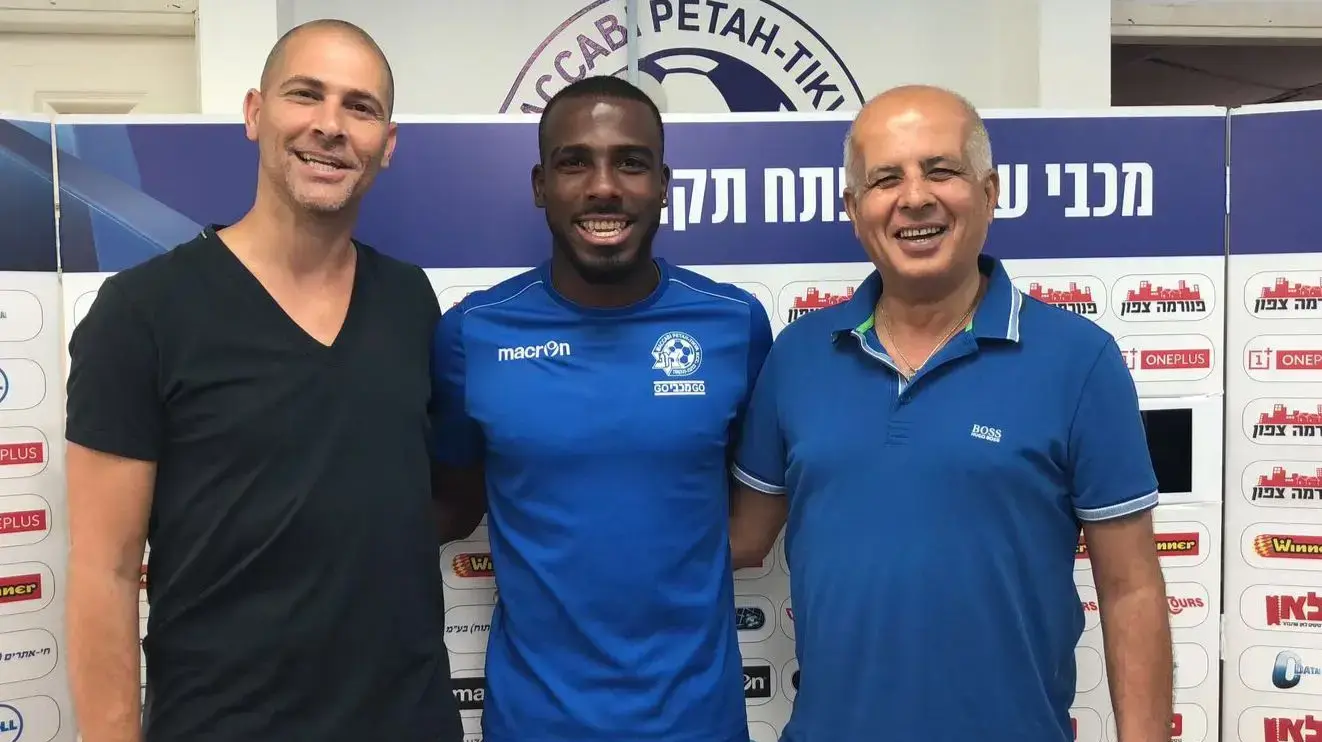 שחקן מכבי פתח תקוה רומאריו פירס עם אבי לוזון, אבי נמני