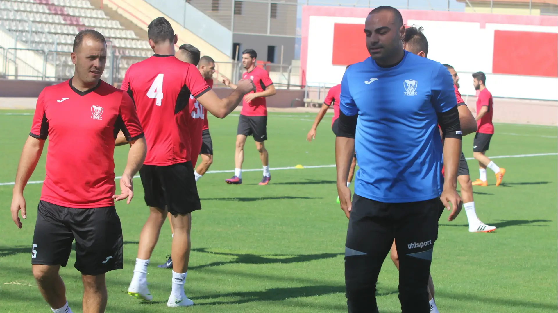 מחמוד קנדיל שוער בני סכנין (מימין) עם הקפטן חאלד חלאיילה