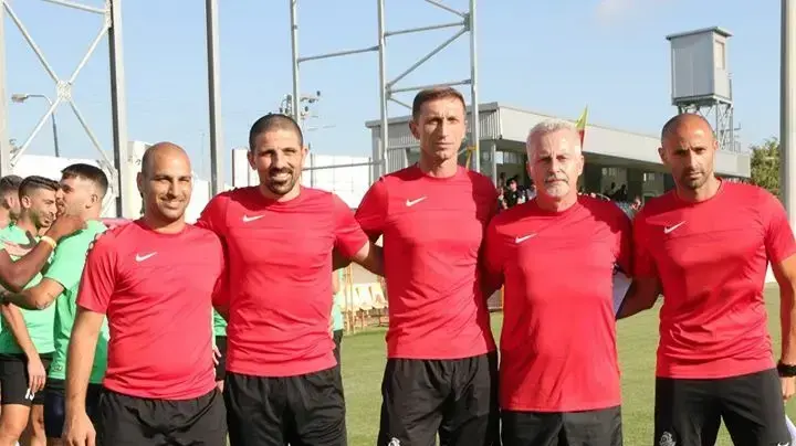 משה אוחיון עם הצוות המקצועי של מ.ס. אשדוד