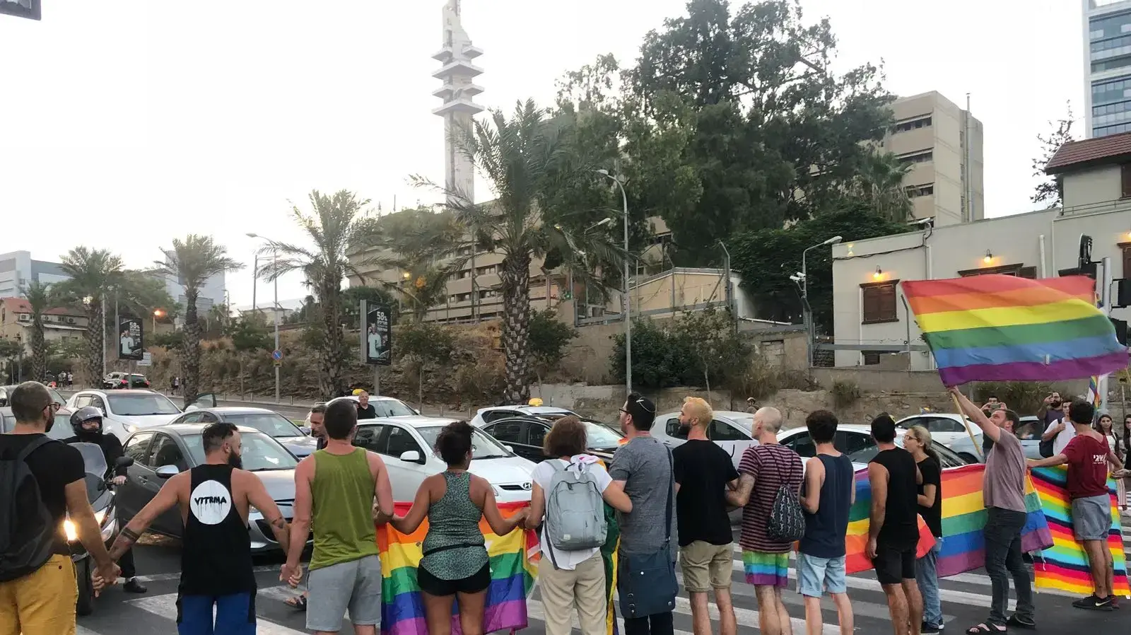 הפגנה של עשרות להטבים בצומת השלום במחאה על חוק הפונדקאות 16 ביולי 2018