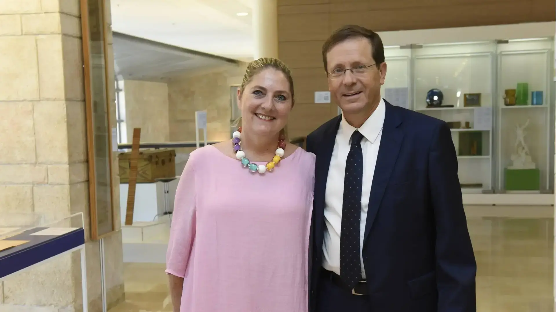 חבר הכנסת יצחק הרצוג ואשתו, מיכל הרצוג בהרמת כוסית לכבוד סיום כהונתו בכנסת