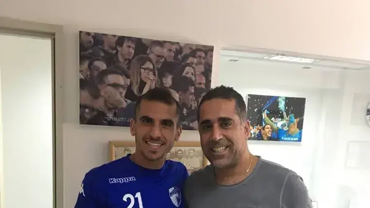 אלון בוזורגי שחקן עירוני קרית שמונה עם המנכ"ל יוסי אדרי