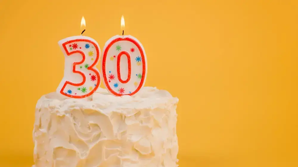 עוגת יום הולדת עם נרות לגיל 30