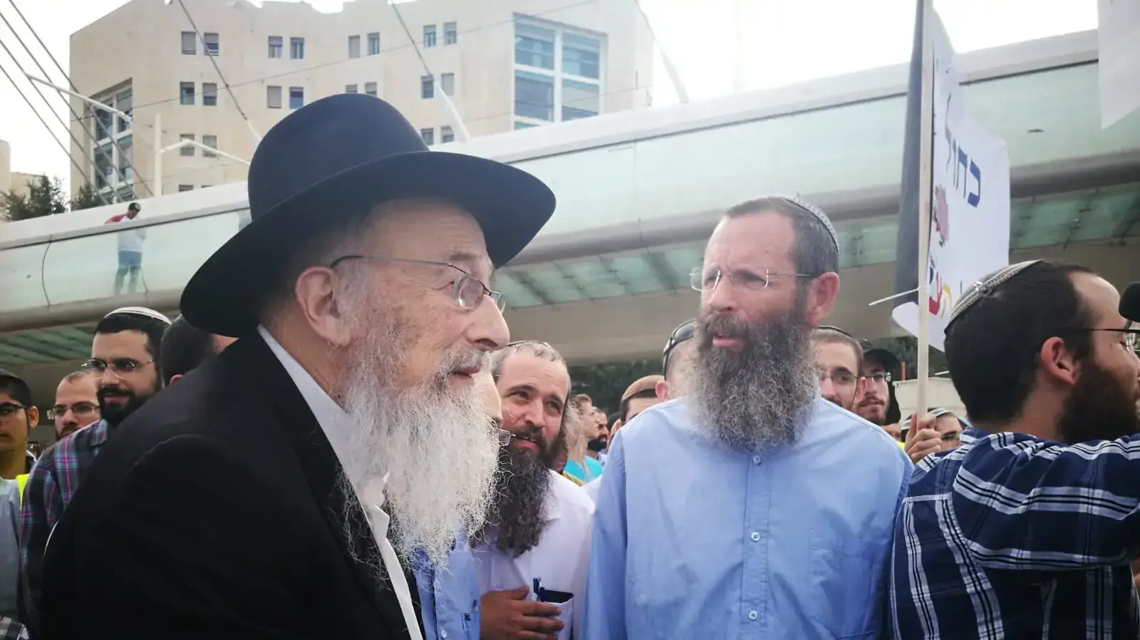 הרב ישראל צבי טאו והרב יגאל לוינשטיין בהפגנה נגד מצעד הגאווה בירושלים, 2 באוגוסט 2018