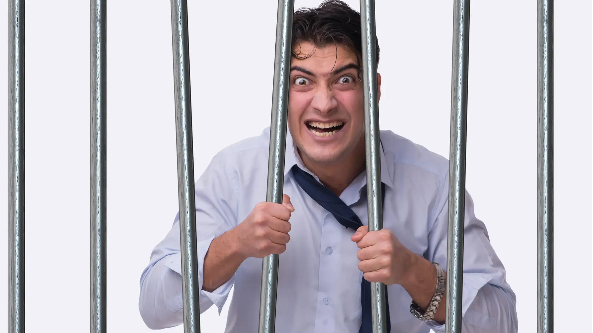 גבר מאחורי סורגים