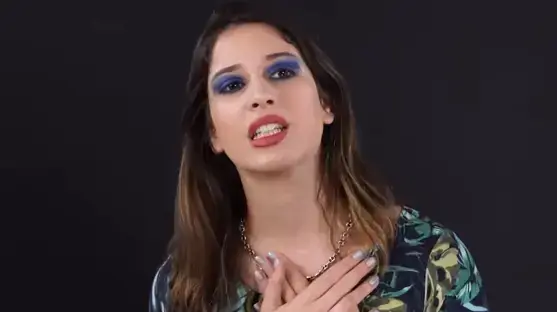 נועה בונה מנסה להתאפר נועה בונה מנסה להתאפר