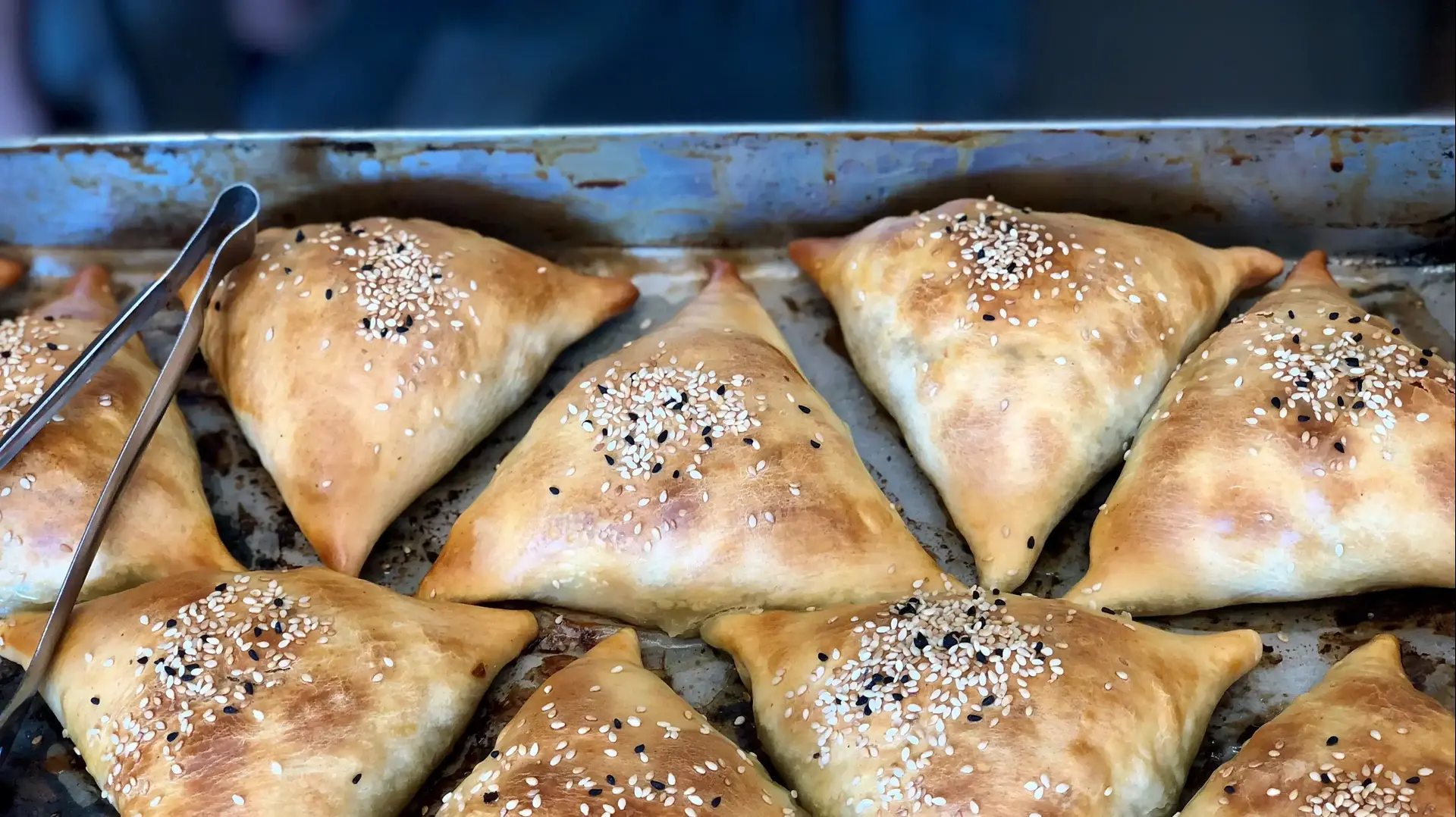 מאפה סמסה בדוכן אוכל בוכרי ברמלה