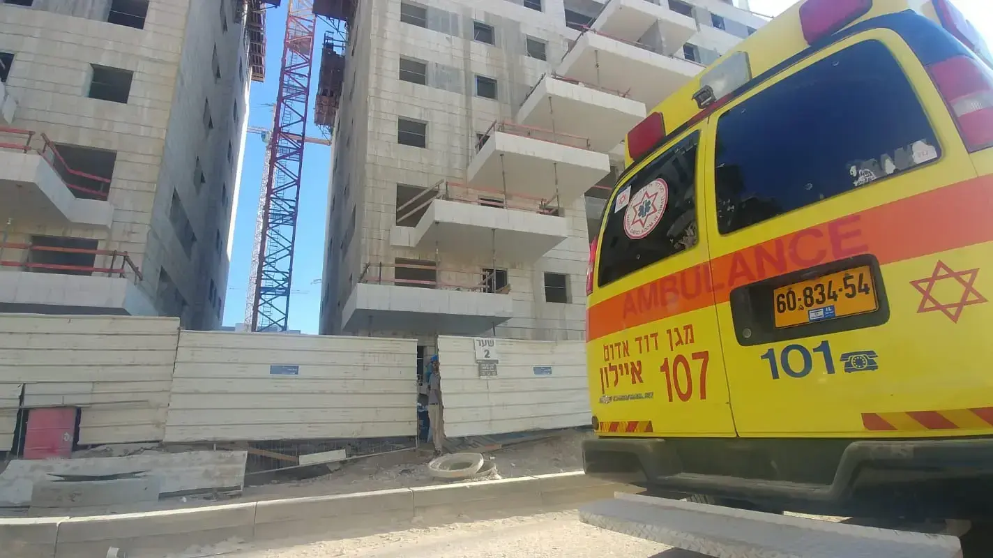 אמבולנס מד"א סמוך לאתר בנייה באחיסמך שבו נהרג פועל שנפל מקומה רביעית, 13 באוגוסט 2018