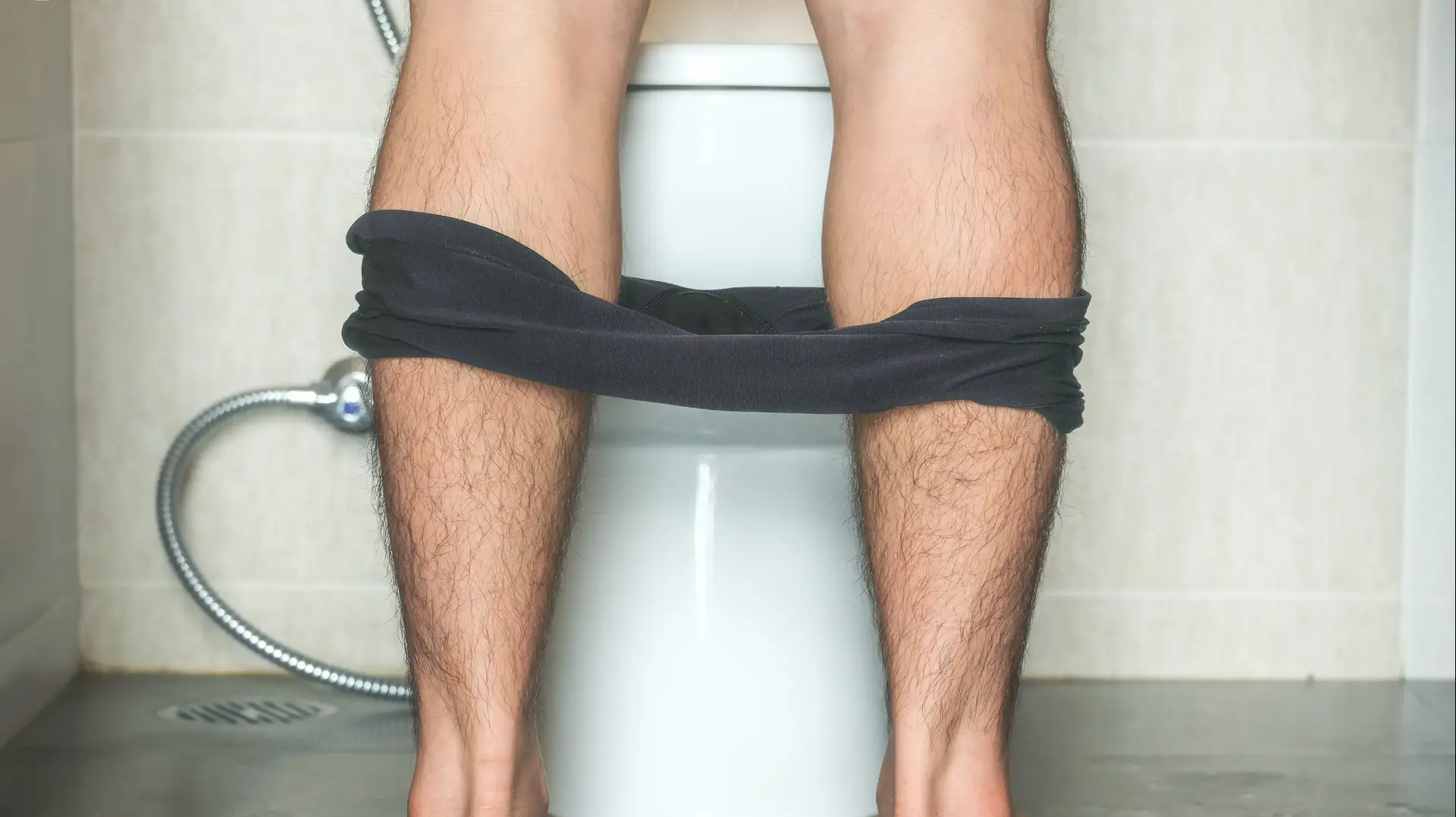 גבר משתין