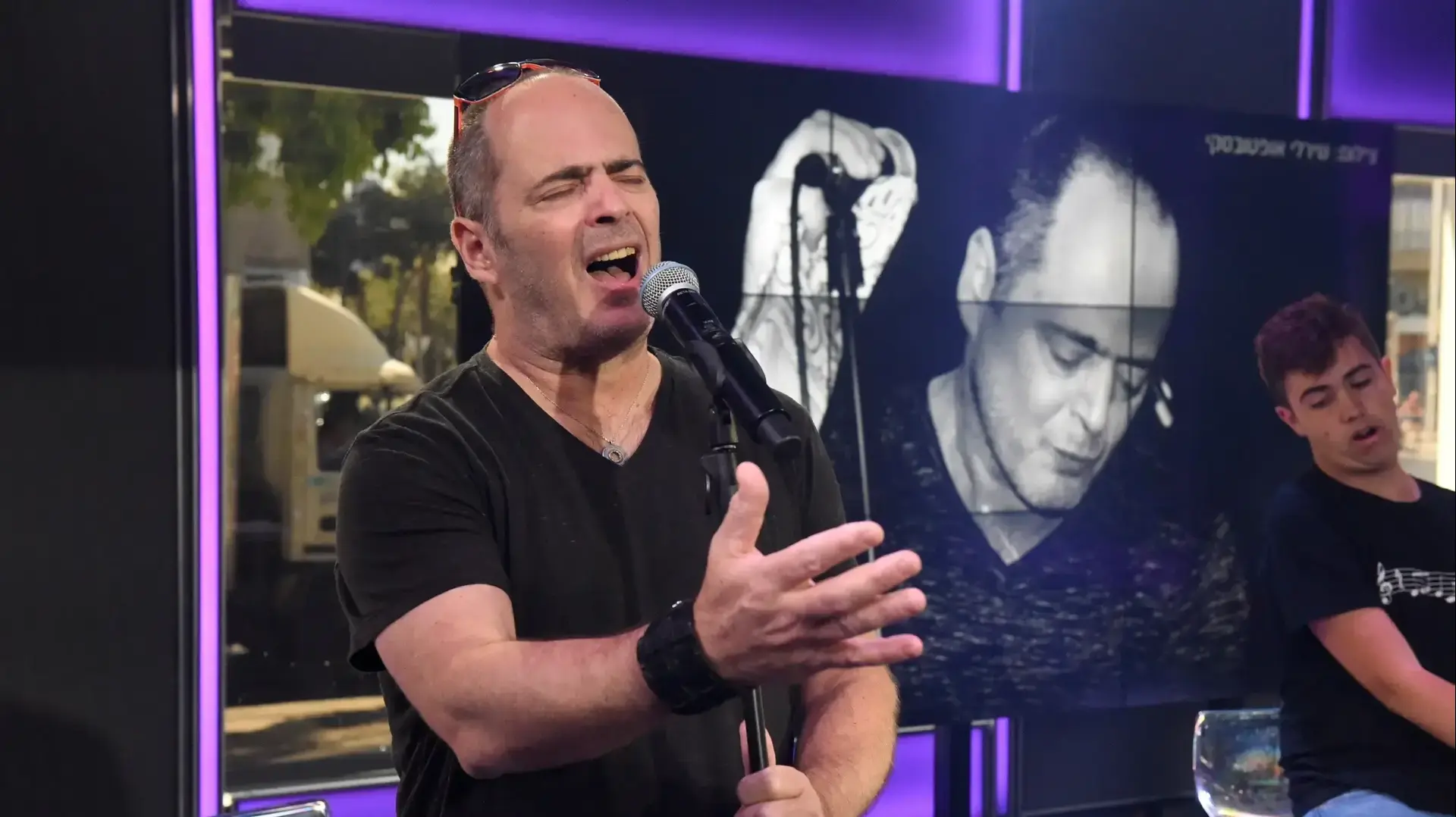 הזמר אדם באולפן השקוף של וואלה! NEWS