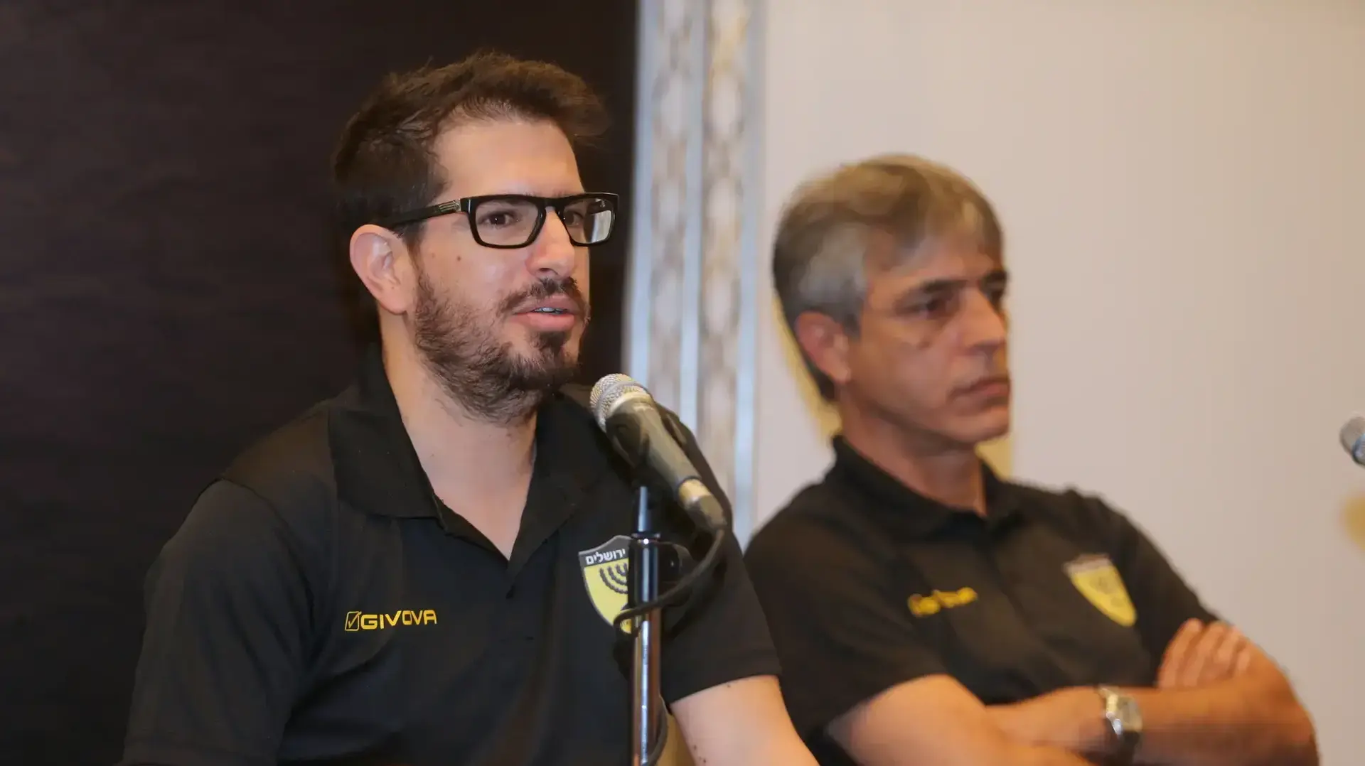 הבעלים של בית"ר ירושלים משה חוגג לצד אלי אוחנה