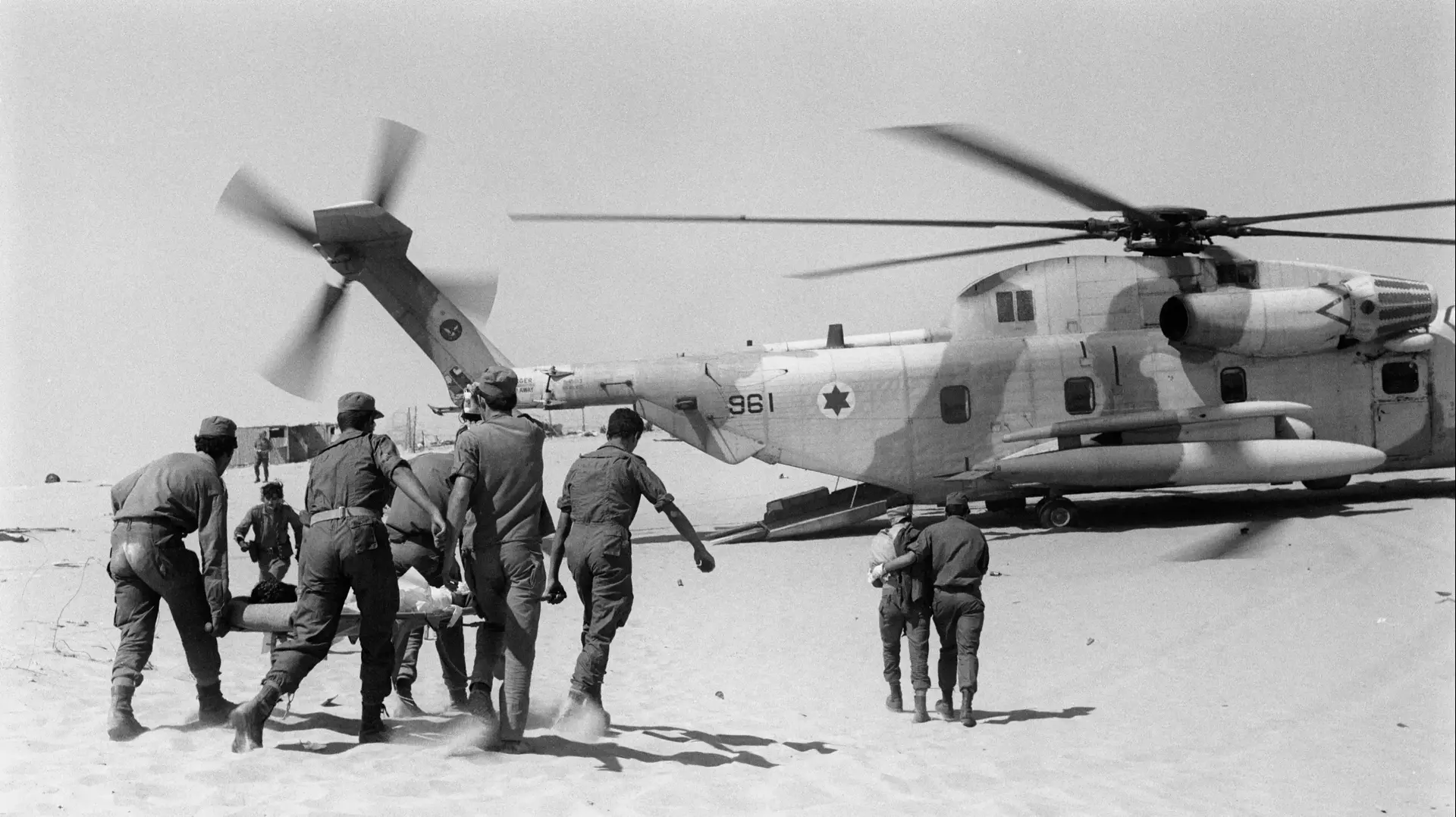 פינוי נפגעים מחזית סיני. מעלים פצוע על מסוק חילוץ במלחמת יום הכיפורים, אוקטובר 1973 פינוי נפגעים מחזית סיני. מעלים פצוע על מסוק חילוץ במלחמת יום הכיפורים, אוקטובר 1973