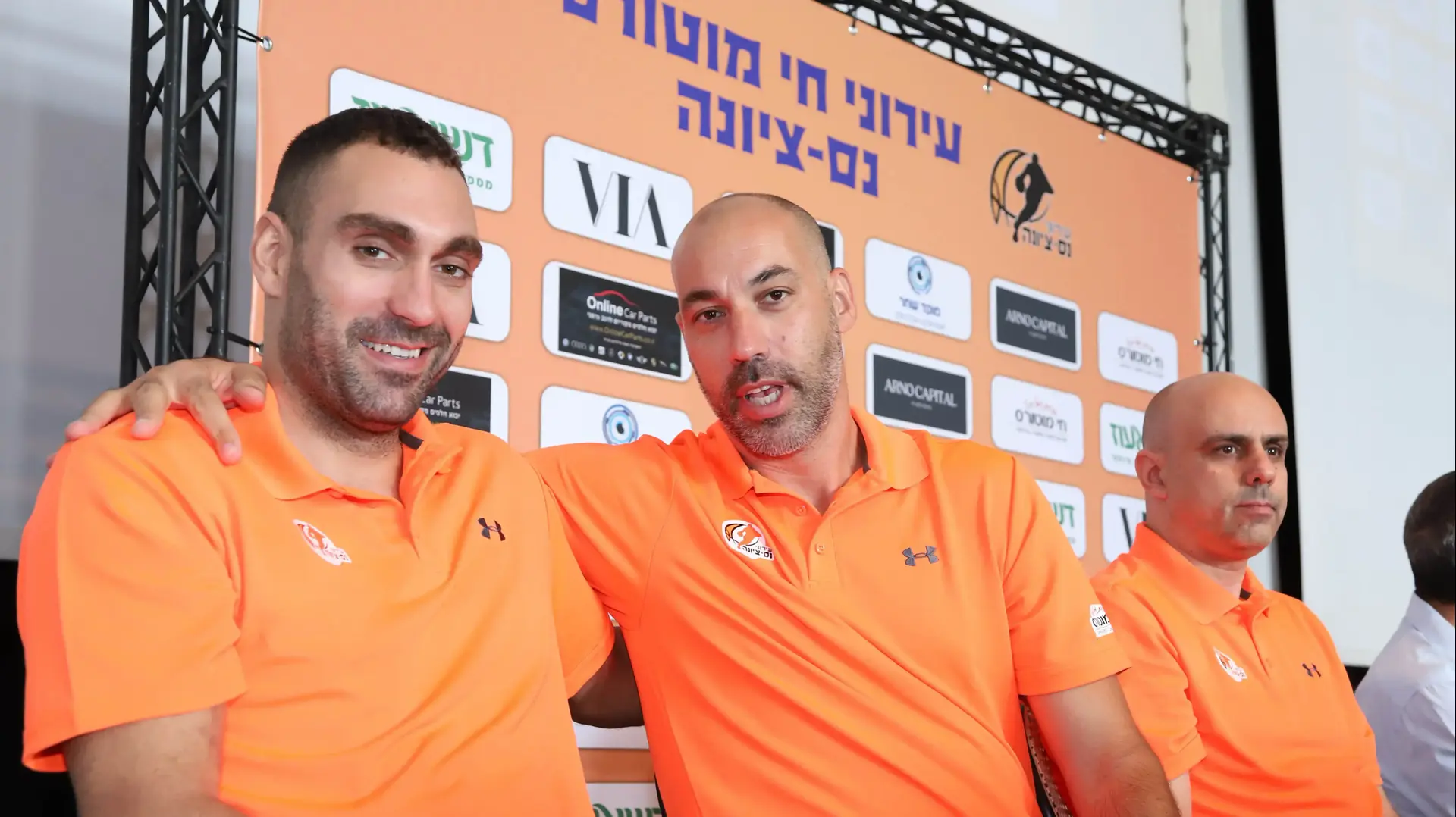 טל דן שחקן עירוני נס ציונה עם מנכ"ל מאיר טפירו