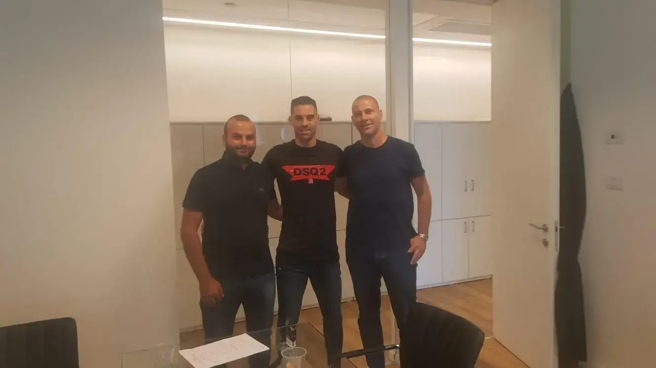 שחקן שמשון כפר קאסם שלומי ארבייטמן עם סוכן הכדורגל אבי נמני
