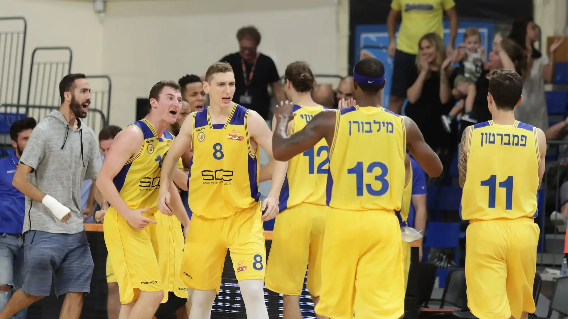 עידו פליישר שחקן מכבי אשדוד/באר טוביה עם חבריו