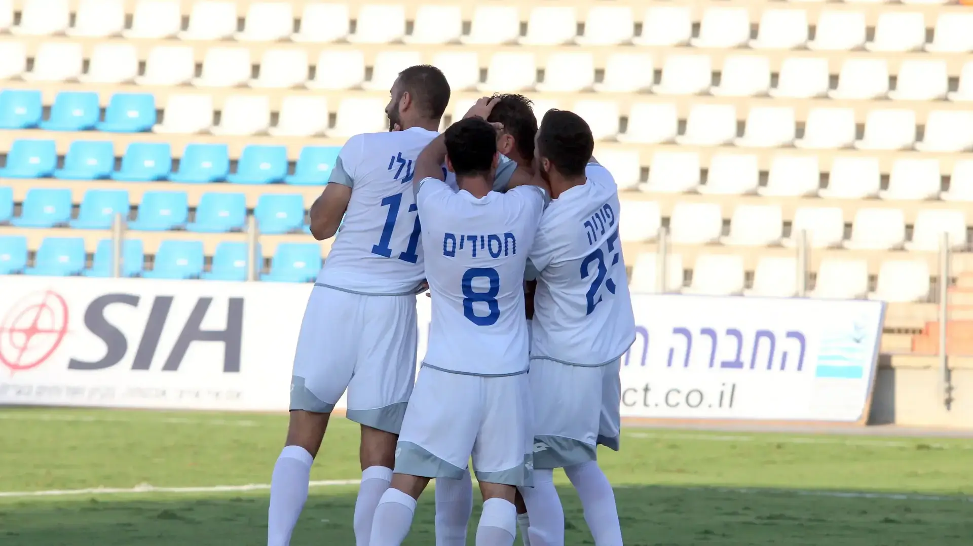 שחקני הפועל אשקלון חוגגים שחקני הפועל אשקלון חוגגים