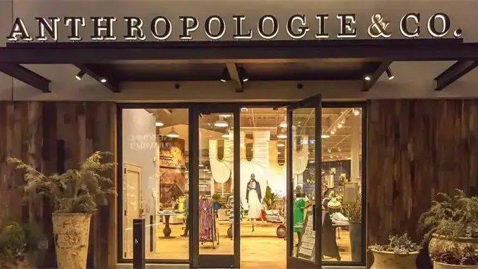 חלון ראווה של Anthropologie בניו יורק