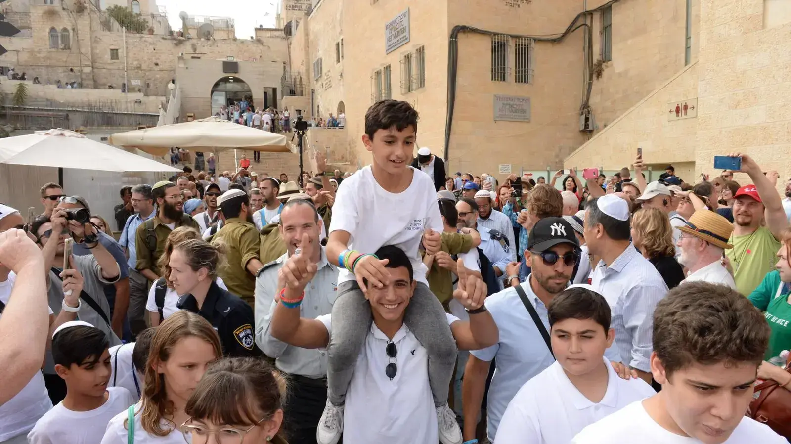 בר ובת מצווה ליתומי צה"ל בכותל