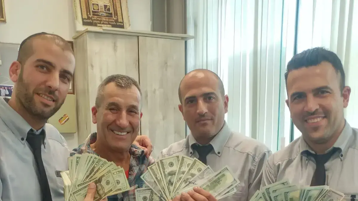 תושב קנדה שהגיע לביקור איבד 15 אלף דולר המיועדים למתנת חתונה ברכבת, צוות התחנה איתר אותם והחזיר את האבידה