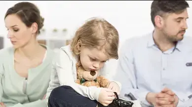 ילדה עצובה עם ההורים