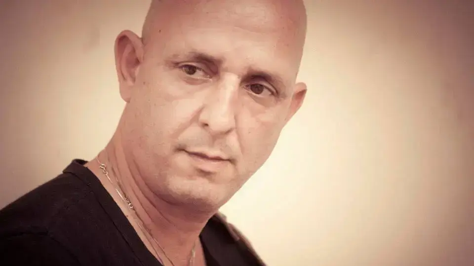 יוני רועה בגרסת כיסוי לשיר "פני מלאך"