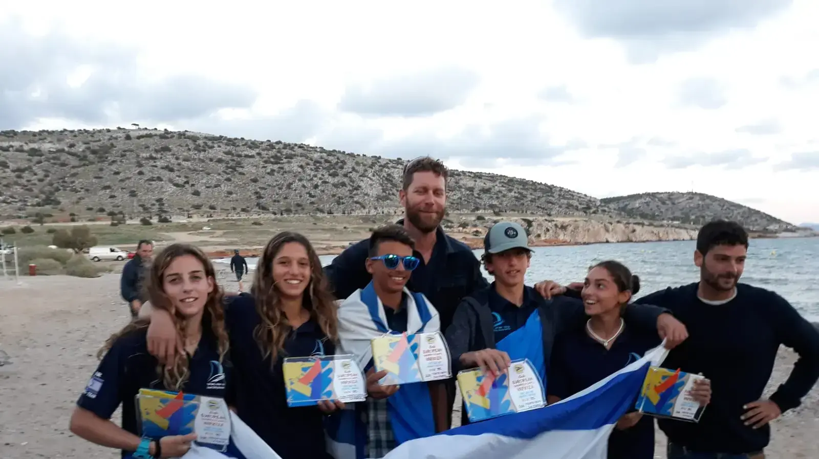 גולשי נבחרת ישראל עם המאמן שחף אמיר